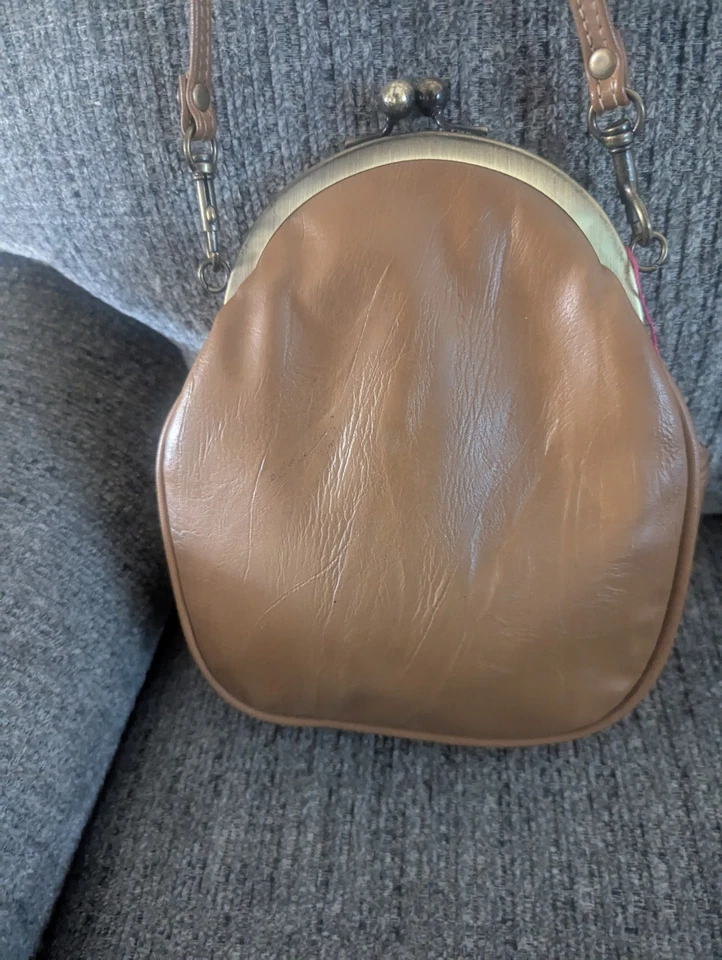 Vintage Capezio "Kiss Lock" Clutch /Cross Body/ Shoulder Purse. Very Good. - Image 3 of 4