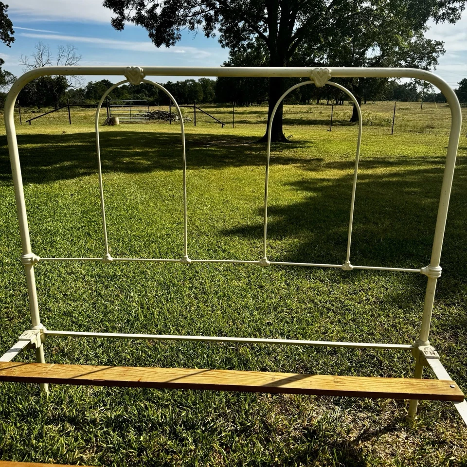 Antigua cama de hierro fundido listones de madera alrededor de 1900 corazón pergamino casa de campo estilo Foto 4 de 4