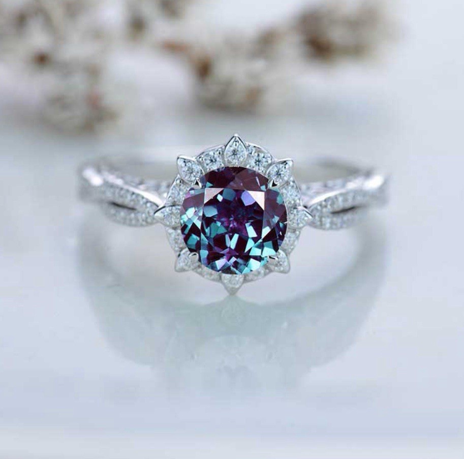 Anillo de compromiso halo clásico diseño celosía alejandrita Adara corte redondo de 1,3 quilates