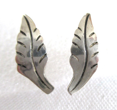 Vintage handgemachte signierte 925 Sterlingsilber kleine Blatt Ohrstecker 3/4'' durchbohrt