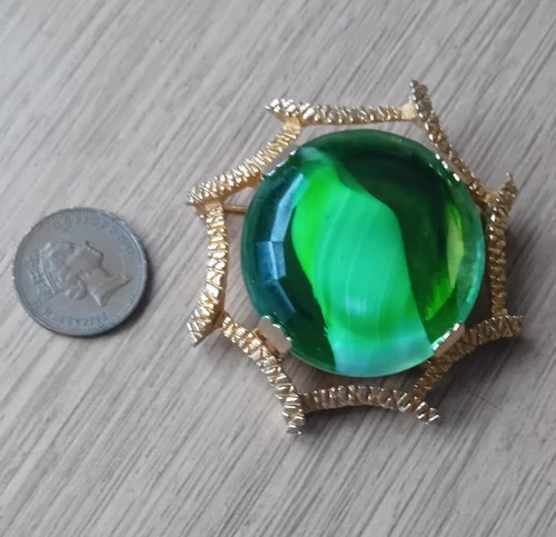 LOVELY VINTAGE BROOCH WITH BEAUTIFUL STONE