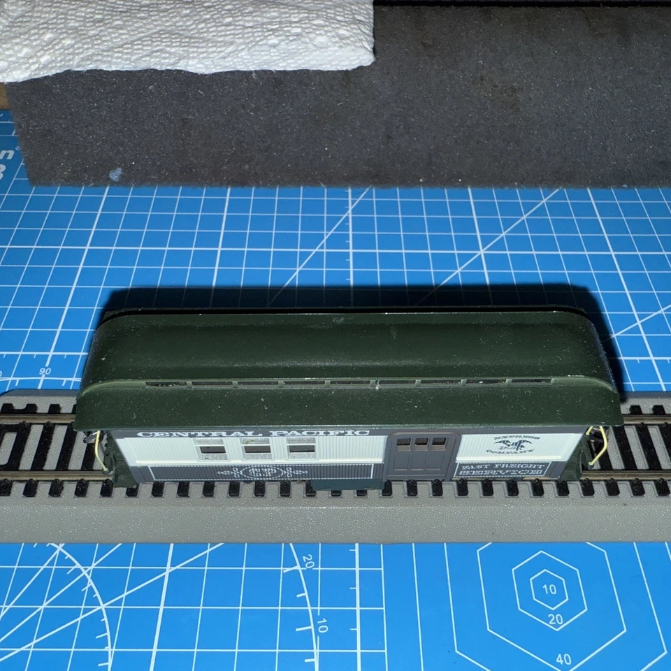 Custom Roundhouse HO Central Pacific RR 36' Overton Combine iluminado con condensador  Foto 4 de 4