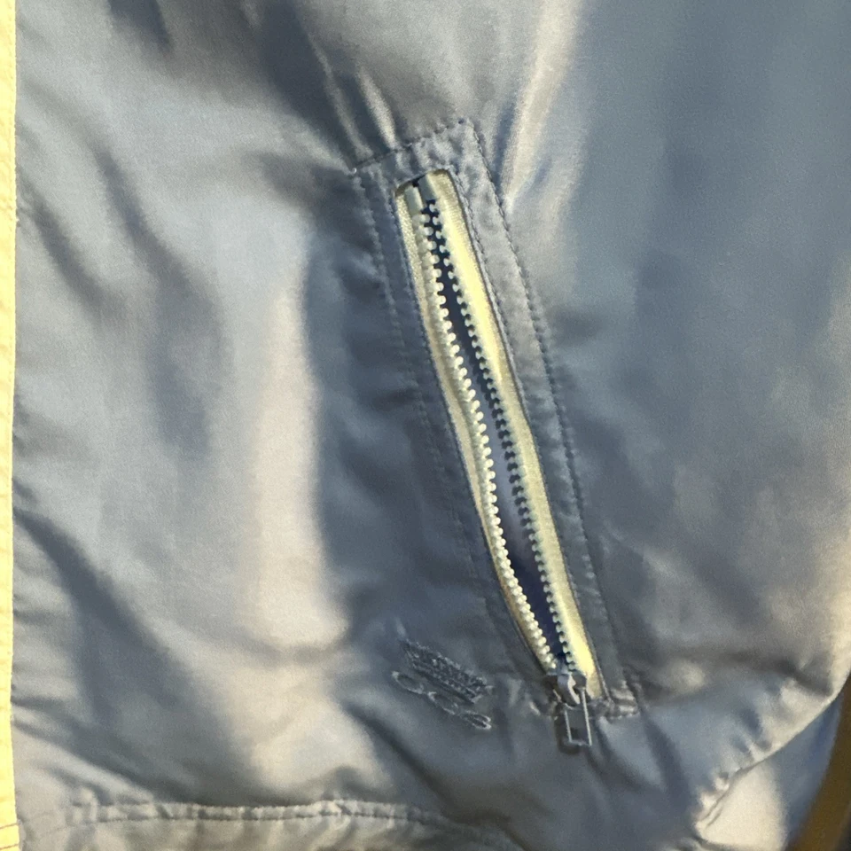 Chaqueta deportiva Oleg Cassini azul/blanco ligera con cremallera con capucha talla mediana Foto 3 de 4