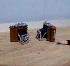2PC 1/12 Scale Dollhouse Miniature Retro Camera Scene Decoration Accessories