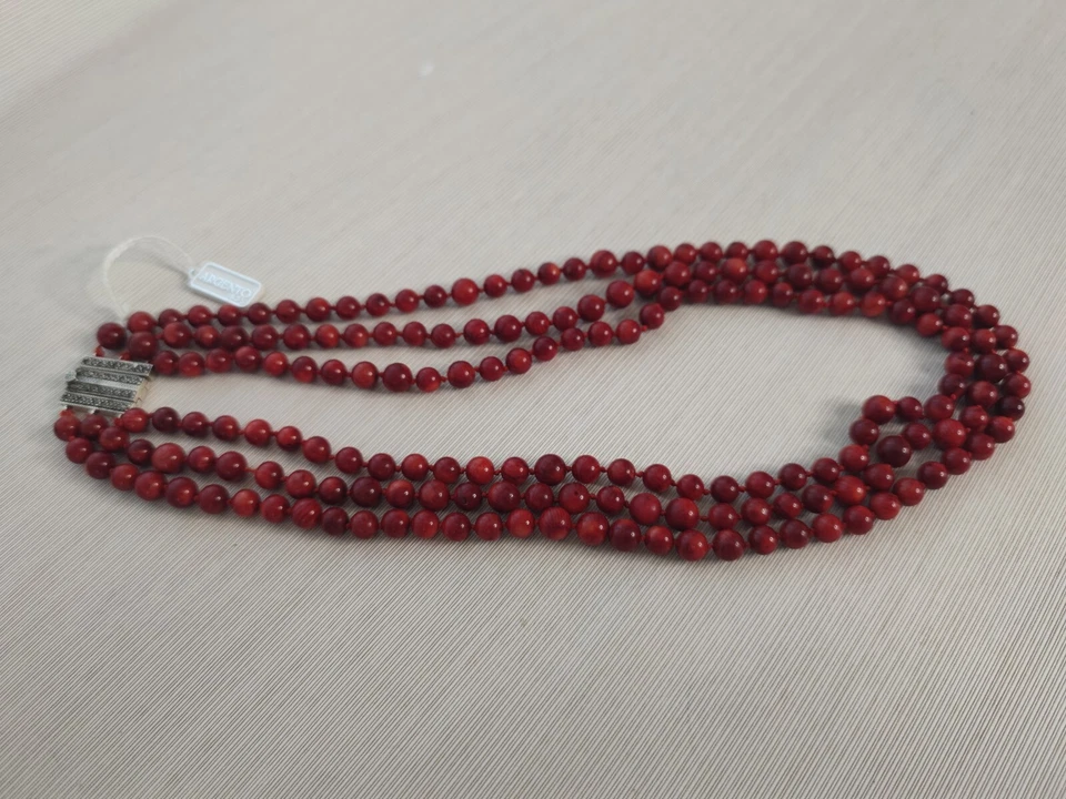 collana corallo rosso tre fili con chiusura in argento 925. - Immagine 3 di 4