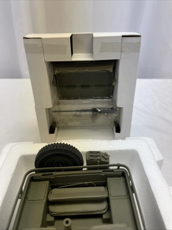 DANBURY MINT 1940'S WORLD WAR 2 JEEP REPLICA 1:24 VERY CLEAN - Image 2 of 4