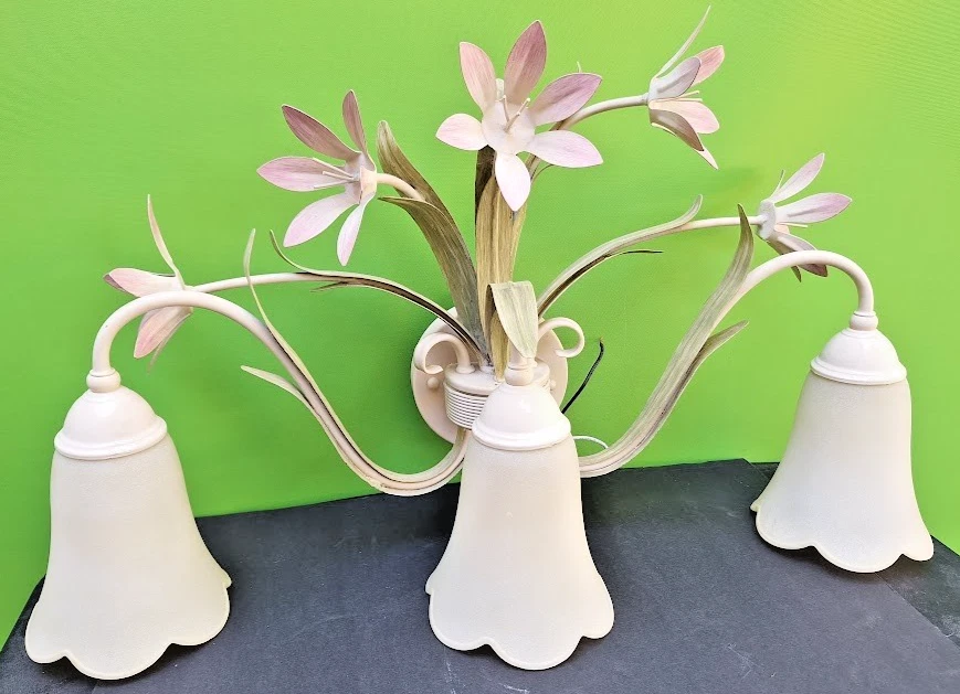 VINTAGE TOLE FLORAL LARGE WALL SCONCE 3 LIGHTS FLOWERS & FOLIAGE frosted glass - Image 3 of 4