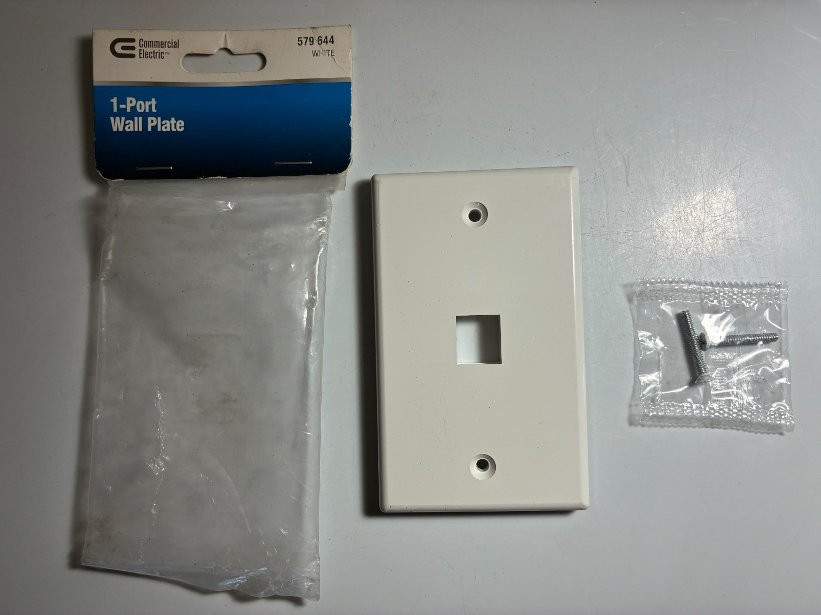 Av/network 1-port White 1-gang Commercial Electric 579-644