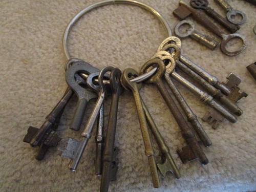 ANTIQUE VINTAGE SKELETON KEYS ON A RING PLUS MORE | eBay