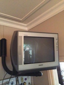 Sony KV-13FM12 Trinitron CRT TV 13" with Wall Stand + Remote for Retro Gaming