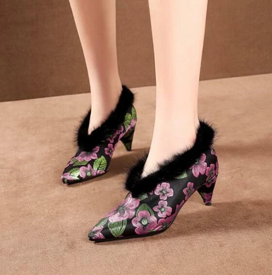 Zapatos de salón para mujer Cheongsam bordados en punta boca en V botas al tobillo zapatos de piel Foto 2 de 4