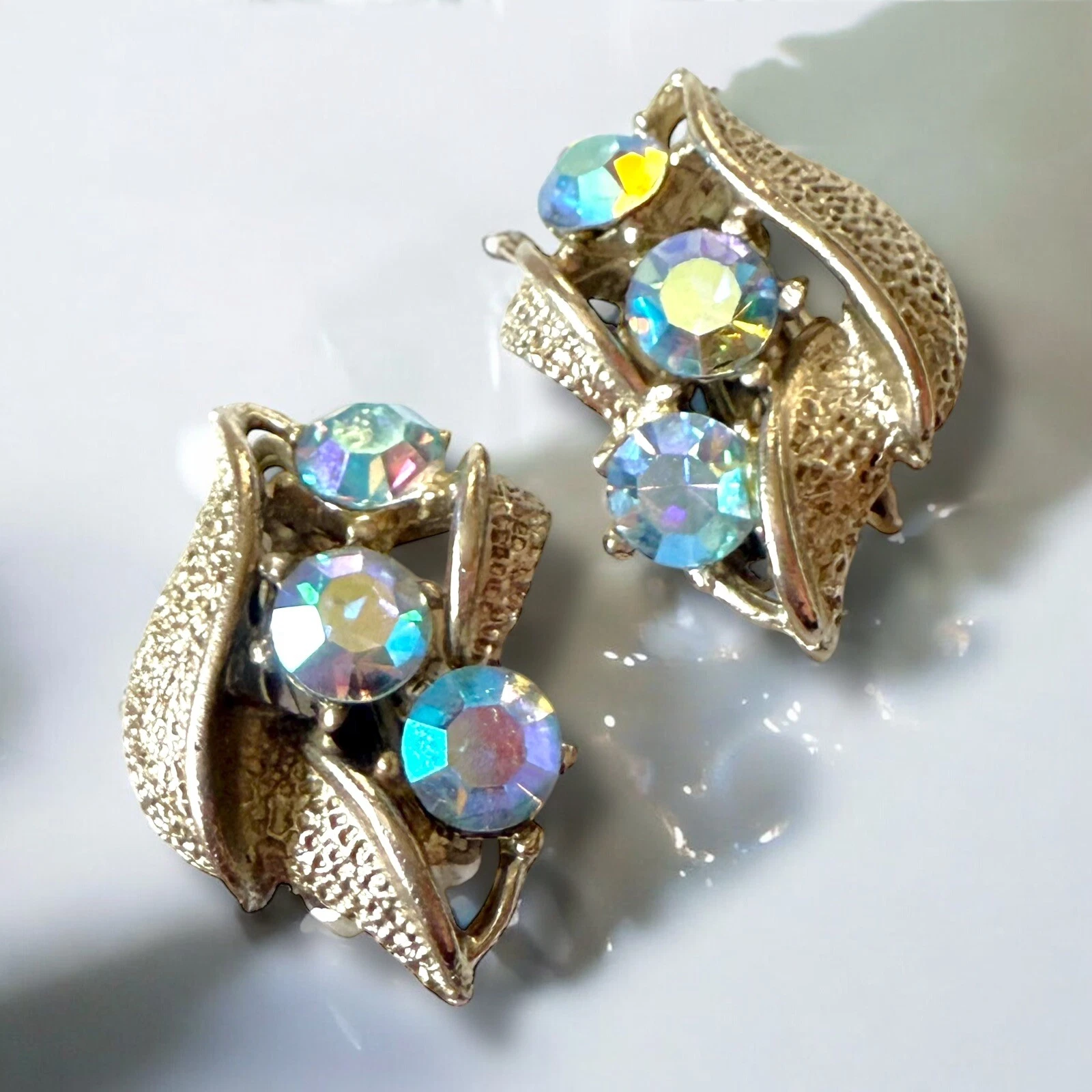 Boucles d'oreilles clips strass aurore boréale ton argent vintage années 50 glam