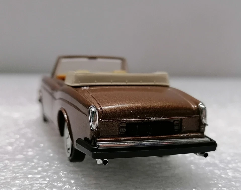 ROLLS-ROYCE Corniche  - Vintage 1:43 Scale model  , Solido Made in France 1988 - Image 4 of 4