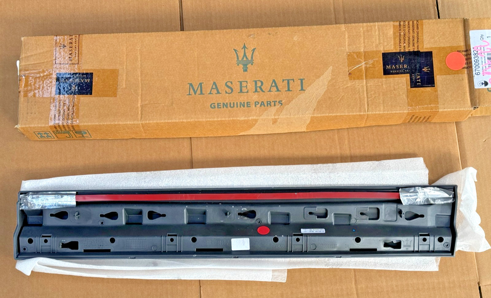 NEW OEM 16-24 MASERATI LEVANTE REAR RH DOOR MOLDING TRIM 670035237 DX OEM