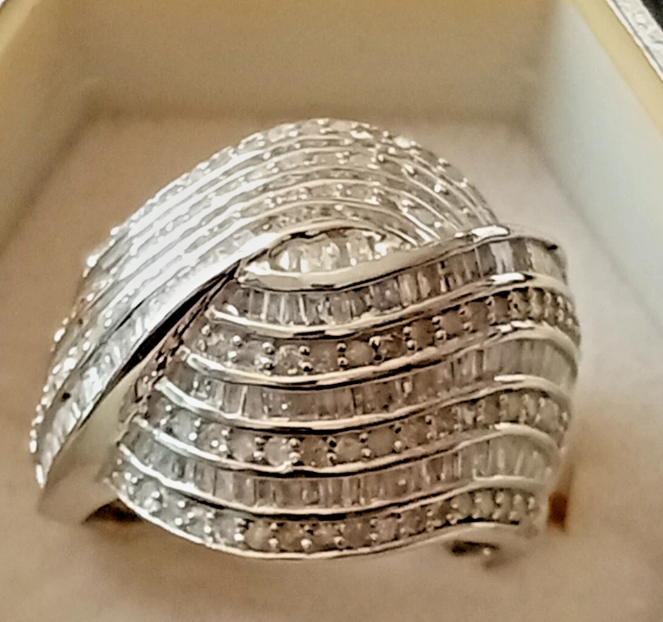 Anillo con nudo de amor de diamantes de 2,00 quilates en platino sobre plata de ley talla 7 Foto 3 de 4