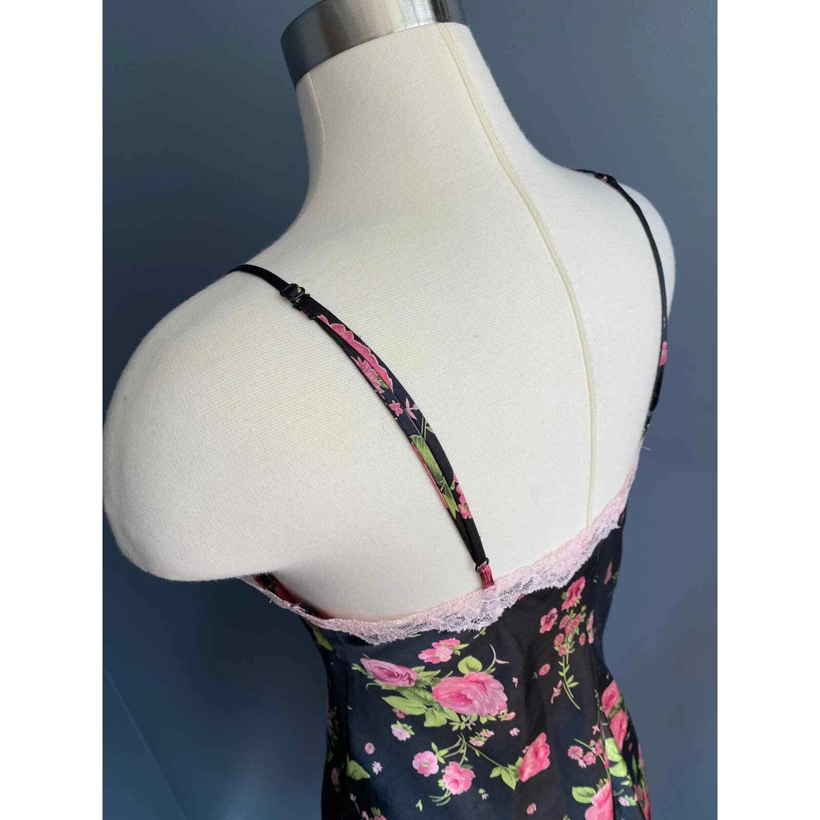 UNDERCOVER Victorias Secret abito slip nero in seta con fiori rosa taglia media