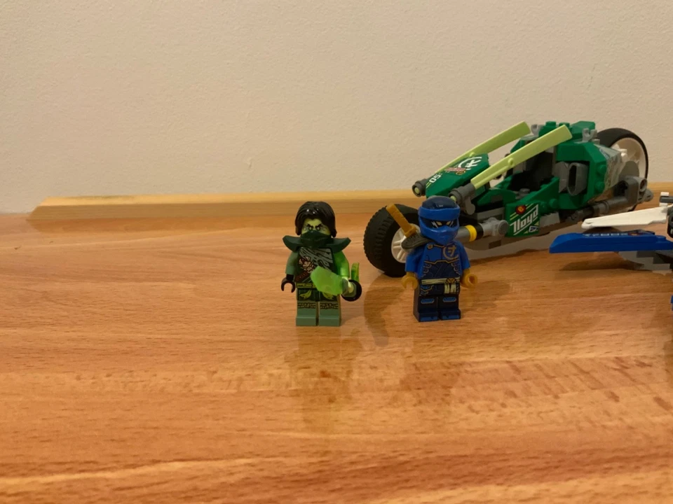 LEGO Ninjago 71709 Jay and Lloyd's Velocity Racers, photo 4 of 5