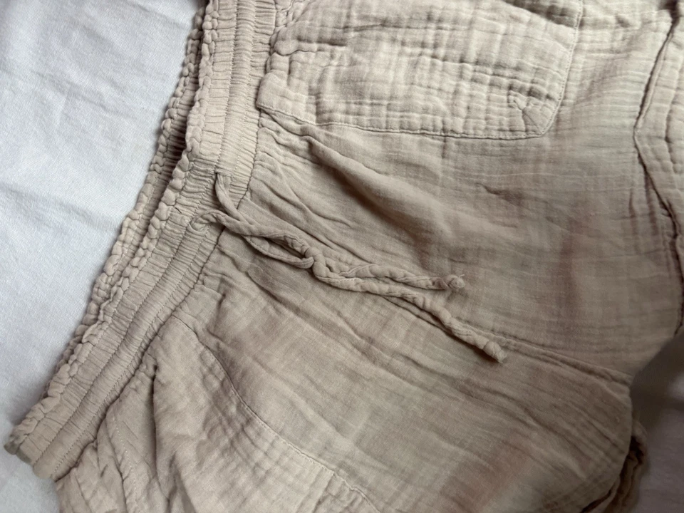 Pantalones cortos para mujer Aeropostle beige en excelente estado con algo de uso talla XL Foto 3 de 4