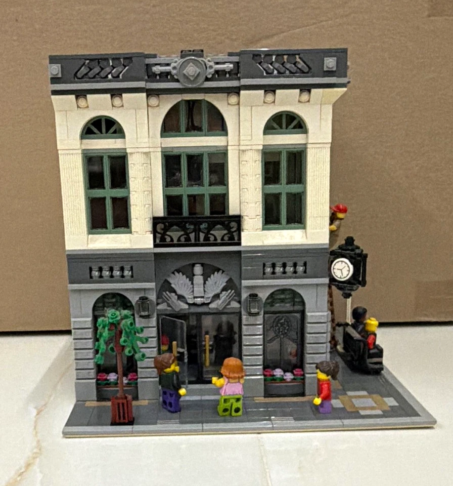 LEGO Modular Buildings 10251 Brick Bank, photo 1 of 5