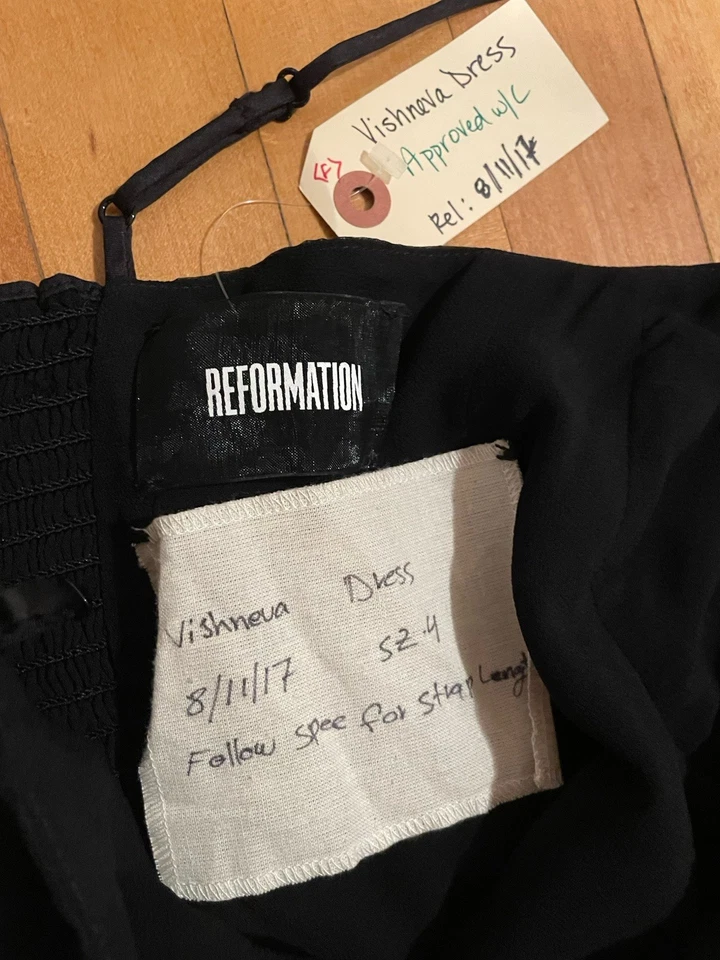 Vestido Reformation Vishneva. S, negro. Pieza inédita exclusiva de diseñador Foto 3 de 3