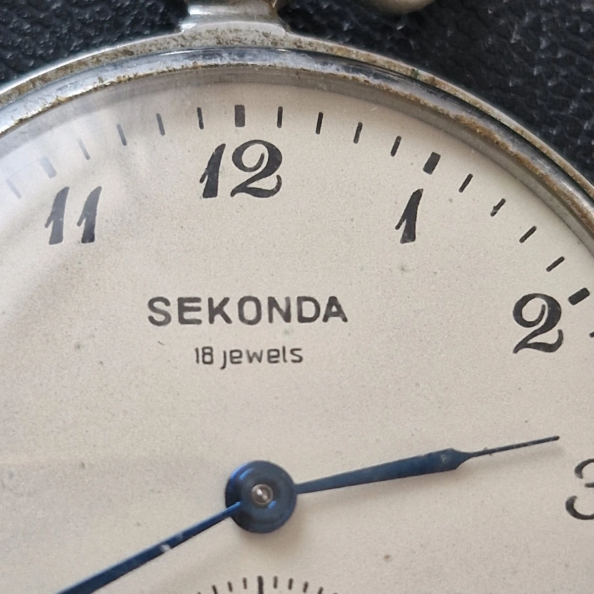 Reloj de bolsillo Sekonda vintage años 50 cara abierta delgado con cadena. hecho URSS. Funcionando