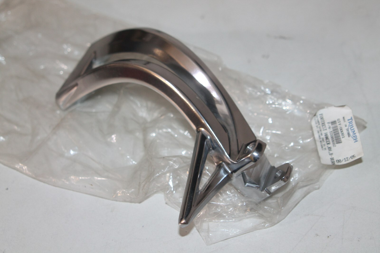 Platine support repose-pied droit Triumph Speed Triple cassée ? Remplacez par la T2080682