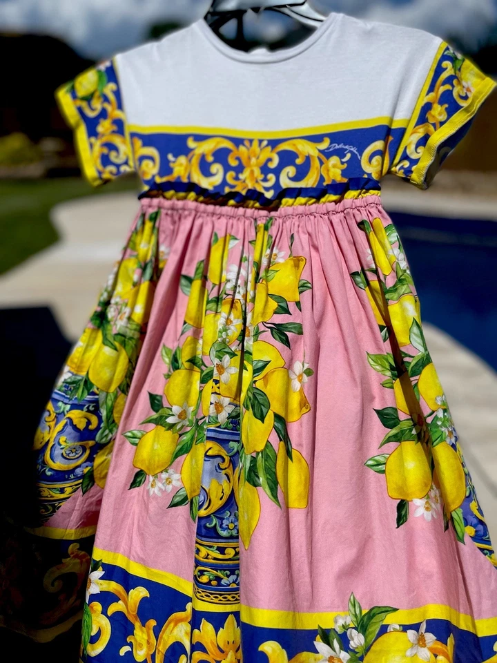 Vestido rosa Dolce & Gabbana para niñas con florero mayólica azul y limones usado talla 6 Foto 4 de 4