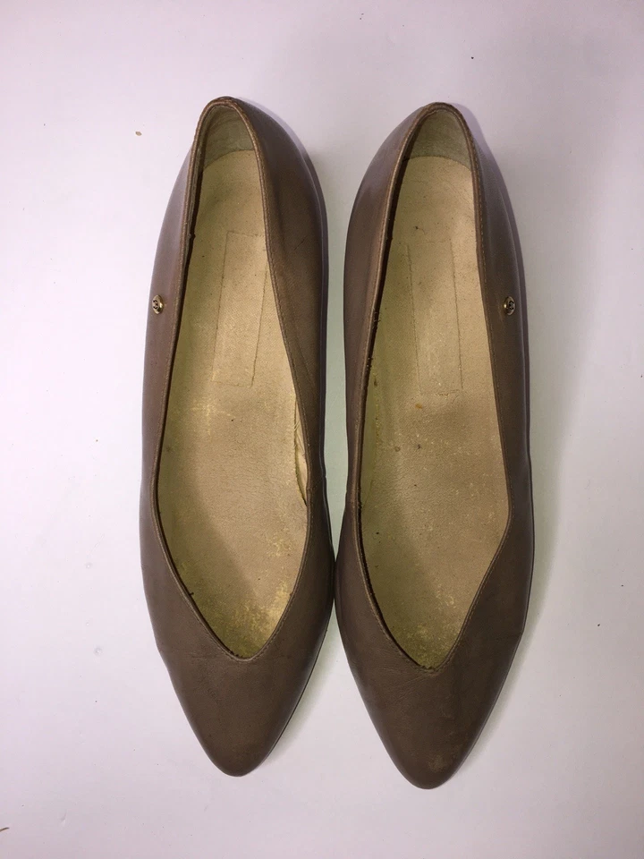 Etienne Aigner Vintage 2 Inch Heels Tan Size 8.5 M Handcrafted Leather Very Worn - Image 2 of 4