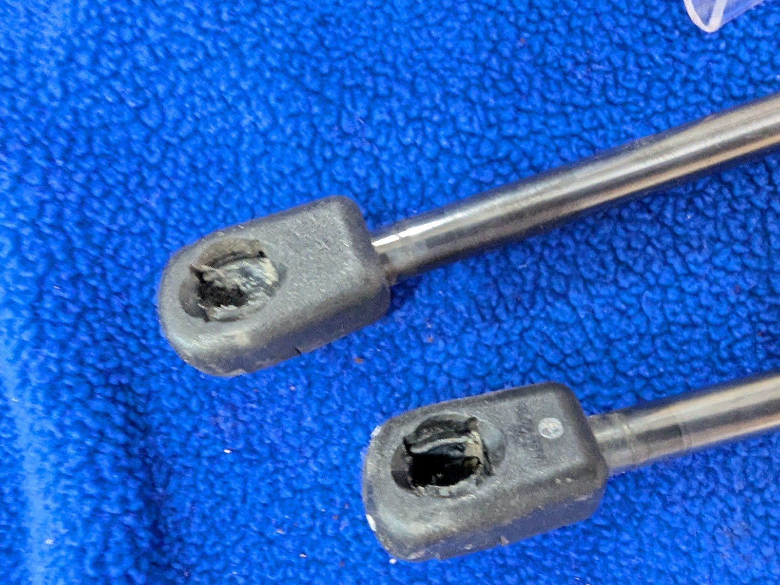 Maserati Quattroporte Right Trunk struts Set