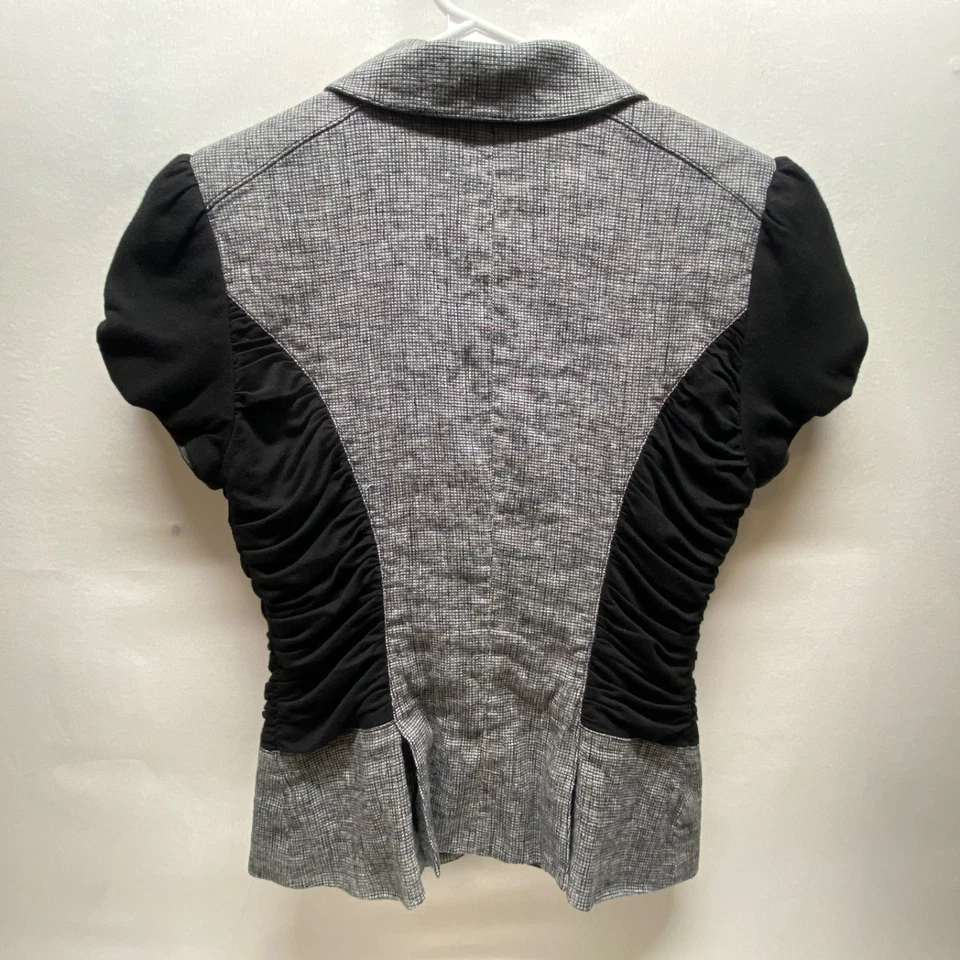 Blusa feminina Y2K Bebe blazer 6 preta cinza ajustada manga curta botão frontal em excelente estado usado - Imagem 2 de 4