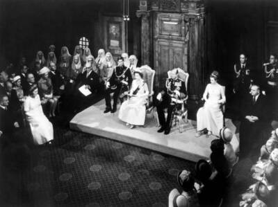 Queen Elizabeth Ii Reads The Speech From The Throne During The- 1970 Old Photo