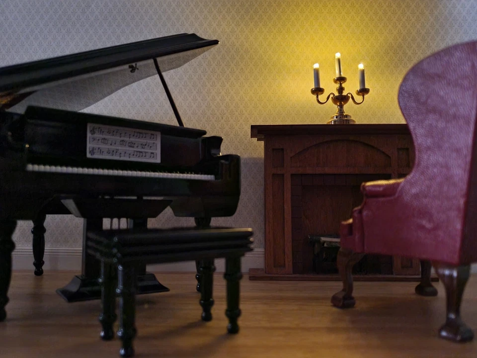 Piano de cola miniatura para casa de muñecas con asiento de banco instrumento negro escala 1:12 Foto 3 de 4