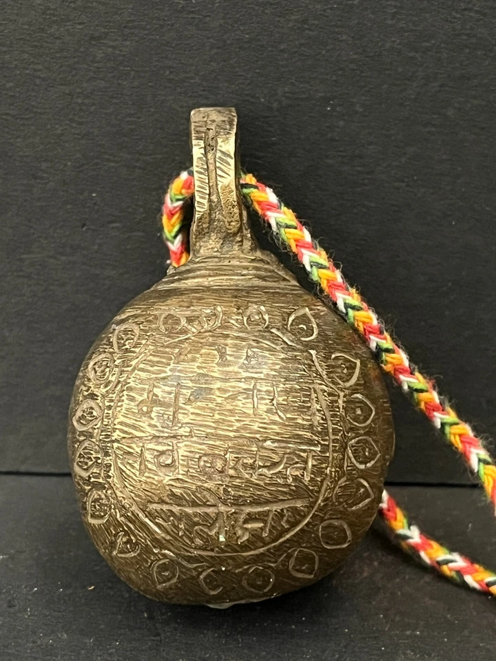 Campana de cuello de vaca de latón vintage antigua hecha a mano rara campana de cuello de gato uso multiusos Foto 2 de 4
