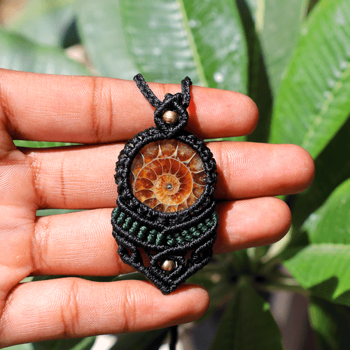 Antica Spirale Saggezza ~ Collana Gemma Macramè Fossile Ammonite Naturale Tessuto a Mano - Foto 4 di 10
