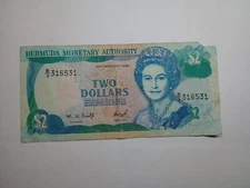 Bermuda 2 Dollars 1996 Circulated World Banknote Queen Elizabeth II (small rip)