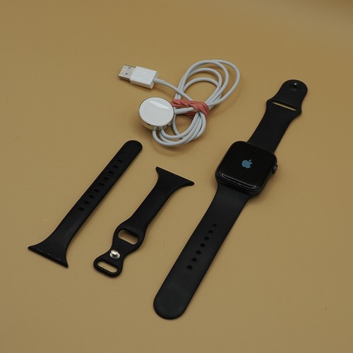 Apple Watch série 4 verrouillée pour pièces - Photo 2 sur 12