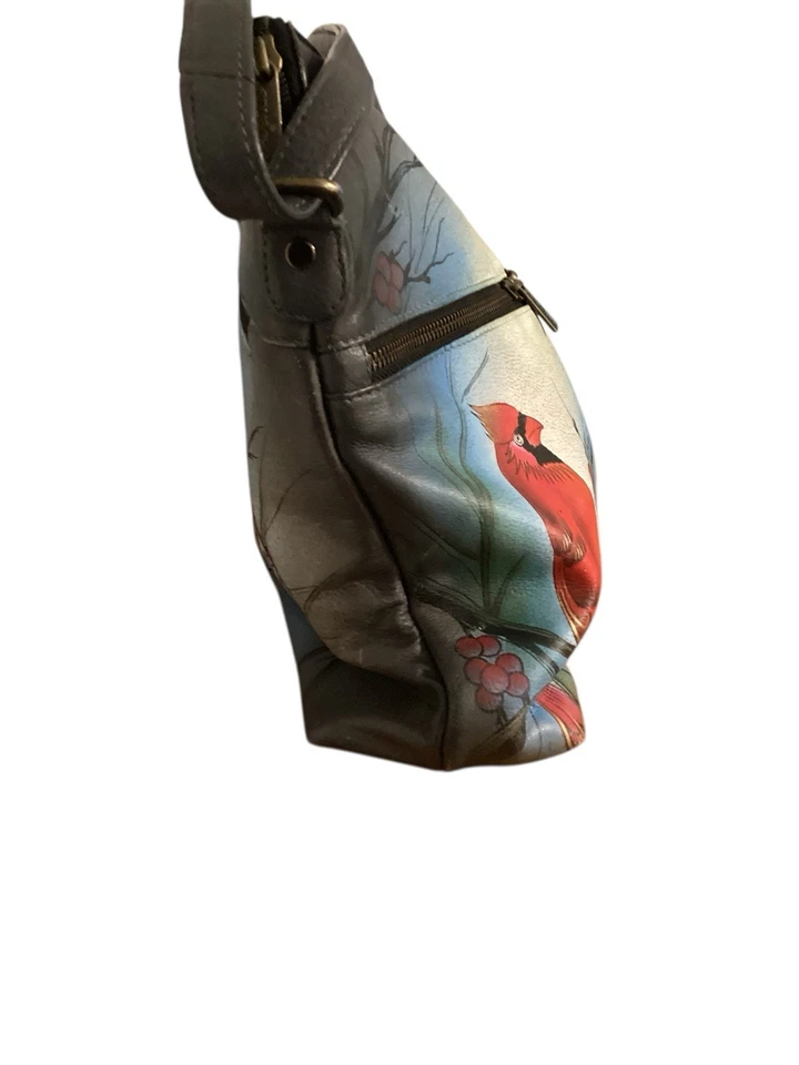 Bolso de mano cruzado para mujer Anuschka de cuero pintado a mano "Cardenal del Norte" Foto 3 de 4