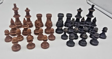 32 alte Schachfiguren aus Holz .