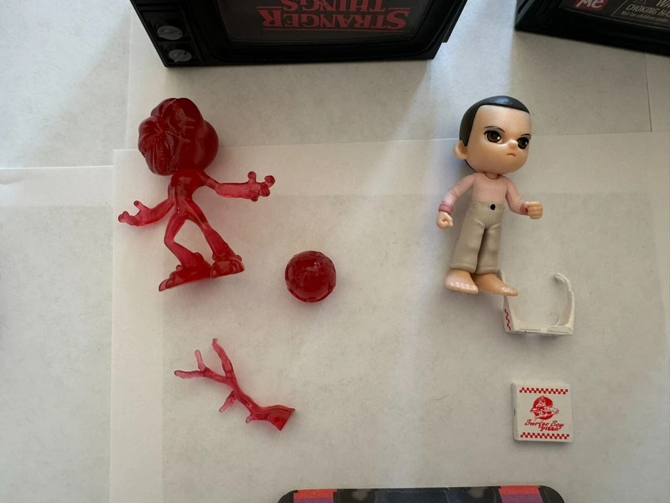 Cápsula invertida YuMe Stranger Things serie 2 Eleven y Demogorgons Foto 3 de 4