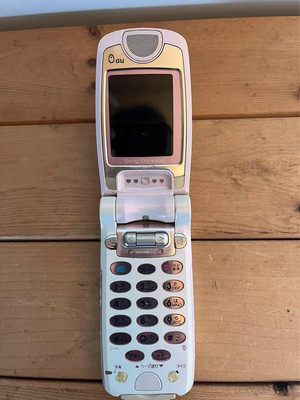 HELLO KITTY A3014S 携帯電話 Rare Au A3014S Hello Kitty Collaboration Model Flip Phone Heisei