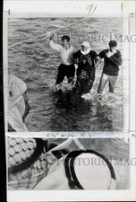 1967 Press Photo Men help woman refugee ashore at Jordan River - pio36455