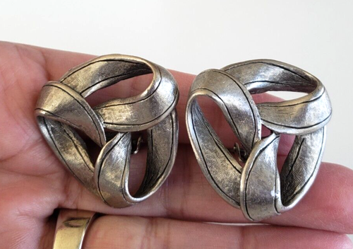 Vintage Ribbon Knot Black Enamel Textured Silver Tone Clip Earrings 1-3/8" - Picture 2 of 4