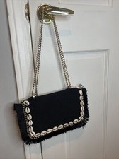 Borsa a tracolla Zara tessuto nero Puka Cowrie conchiglia frangia catena oro boho estate