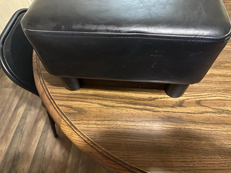 Otomana de cuero negro Foto 2 de 4