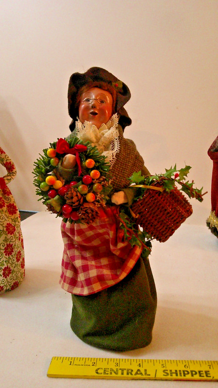 BYERS' Choice LTD CAROLERS 2004 THE WREATH MAKER