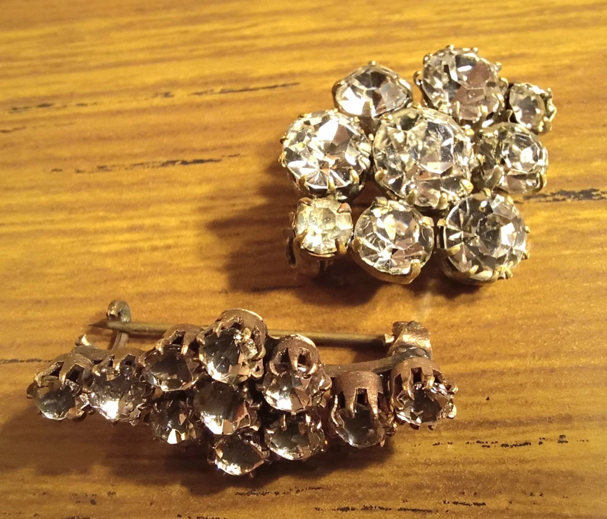 Broche Vintage Noeud Feuilles – Métal Argenté Avec Perles, Turquoise Et Strass Aurora