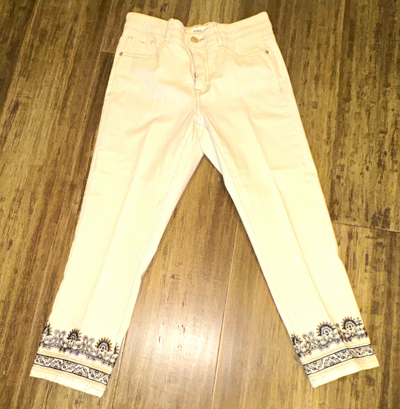 Tribal Jeans Women’s Ivory Denim Ankle Jeans Embroidered Hem 5-Pocket