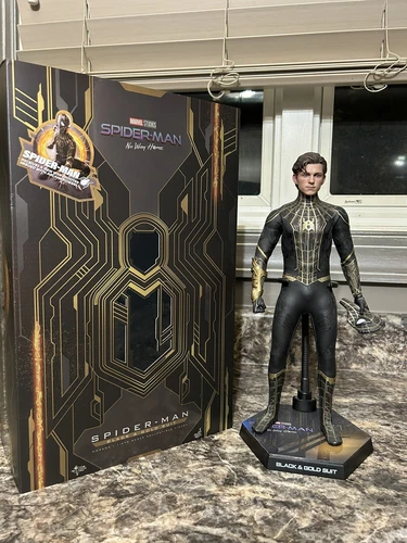 Spider-Man No Way Home Traje Negro y Dorado Marvel Hot Toys MMS604 1/6 Figura LEER
