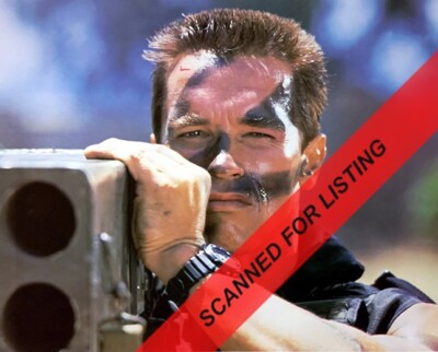 Arnold Schwarzenegger in Commando 8x10 PHOTO #9054