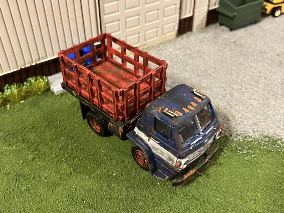 1966 Dodge L600 Rusty Weathered 1/64 Custom Diecast Barn Find Stake Bed Truck M2 - Image 4 of 4